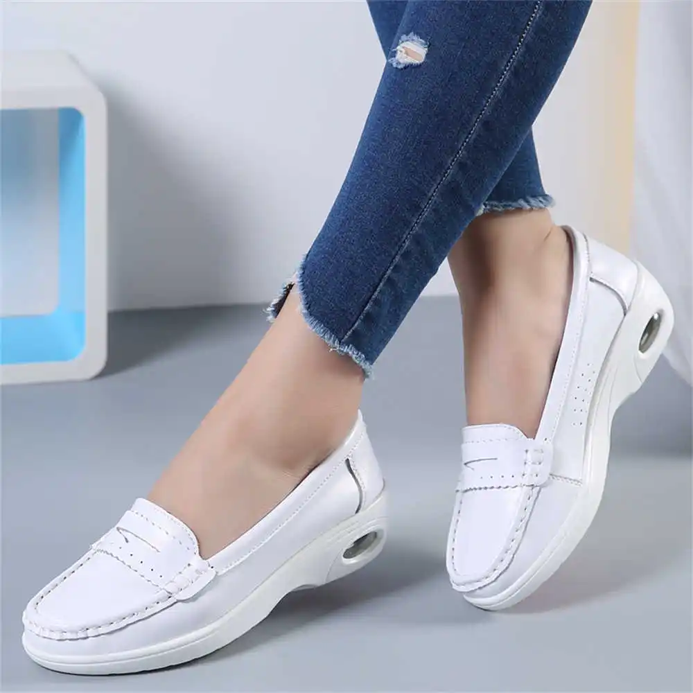Thick Sole Slipon White Traine - Women Formal Wear Brands reseña y precio